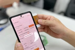 Mỗi chiếc điện thoại smartphone khi cài ứng dụng Quản trị và Kinh doanh Du lịch thuộc hệ sinh thái du lịch thông minh sẽ biến thành một máy POS thanh toán di động. (Ảnh: Mai Mai/Vietnam+)