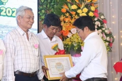 Tuyên dương nông dân sản xuất kinh doanh giỏi là thành viên Câu lạc bộ nông dân tỷ phú. (Ảnh: Huỳnh Phúc Hậu/TTXVN)