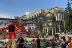 Khách tham quan vườn hoa hồng tại khu du lịch cáp treo Fansipan Legend. (Ảnh: Quốc Khánh/TTXVN)