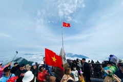 Trong ảnh: Khách tham quan đỉnh Fansipan, nơi được mệnh danh là "nóc nhà Đông Dương" với độ cao 3.143m. Ảnh: Quốc Khánh - TTXVN