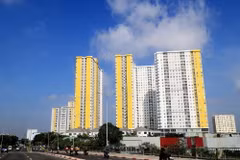 Chung cư trên đường Võ Văn Kiệt, quận Bình Tân, Thành phố Hồ Chí Minh. (Ảnh: Hồng Đạt/TTXVN)