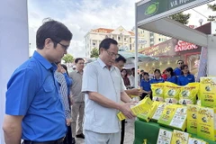 Phó Chủ tịch Quốc hội Trần Quang Phương thăm một gian hàng sản phẩm OCOP của thanh niên. (Ảnh: Trung Hiếu/TTXVN)