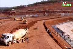 Thi công san lấp mặt bằng tại Dự án Cơ sở hạ tầng bên trong và bên ngoài khu công nghiệp Nhân Cơ, huyện Đắk R'lấp thời điểm cuối năm 2017. (Nguồn: báo Đắk Nông)