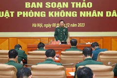 Thượng tướng Nguyễn Tân Cương, Ủy viên Trung ương Đảng, Tổng Tham mưu trưởng, Thứ trưởng Bộ Quốc phòng, Trưởng Ban Soạn thảo Luật Phòng không Nhân dân, chủ trì hội nghị. (Ảnh: Trọng Đức/TTXVN)