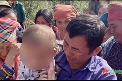 Gia đình anh Trình A Vàng tiếp nhận cháu bé từ lực lượng tìm kiếm. (Nguồn: báo Quân đội Nhân dân)