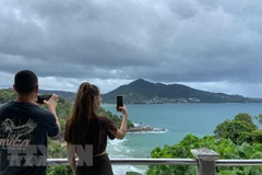 Khách du lịch chụp ảnh tại đảo Phuket, Thái Lan. (Nguồn: AFP/TTXVN)