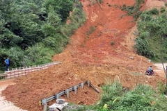 Sạt lở trên đèo Lò Xo, đoạn qua xã Đăk Man, huyện Đăk Glei, tỉnh Kon Tum, khiến giao thông bị ách tắc nhiều cây số. (Ảnh: TTXVN phát)