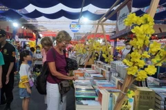 Du khách đến tham quan tại Lễ hội Đường sách Tết Quý Mão 2023, tại Thành phố Hồ Chí Minh. (Ảnh: Thu Hoài/TTXVN)