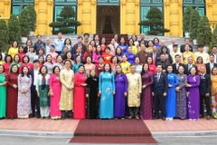 Phó Chủ tịch nước Võ Thị Ánh Xuân với các đại biểu. (Ảnh: An Đăng/TTXVN)