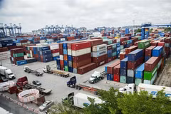 Các container hàng hóa tại Tân Cảng Sài Gòn. (Ảnh: Hồng Đạt/TTXVN)