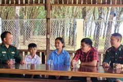 Bộ đội Biên phòng Gia Lai với mô hình "Nâng bước em đến trường." (Ảnh: Hoài Nam/TTXVN)