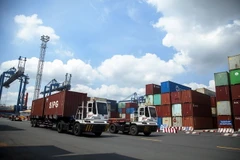 Xe chở container hoạt động tại Cảng Cát Lái, Tân Cảng Sài Gòn, thành phố Thủ Đức, Thành phố Hồ Chí Minh. (Ảnh: Hồng Đạt/TTXVN)
