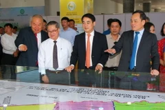 Phó Thủ tướng Chính phủ Trần Lưu Quang và lãnh đạo tỉnh Hậu Giang xem sa bàn Quy hoạch tỉnh. (Ảnh: Duy Khương/TTXVN)