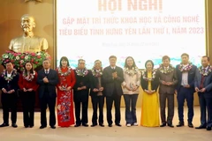 Lãnh đạo tỉnh Hưng Yên vinh danh các tri thức khoa học và công nghệ tiêu biểu. (Ảnh: Đinh Văn Nhiều/TTXVN)