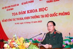  Thượng tướng Trịnh Văn Quyết, Ủy viên Trung ương Đảng, Phó Chủ nhiệm Tổng cục Chính trị QĐND Việt Nam phát biểu tại tọa đàm. (Ảnh: Trọng Đức/TTXVN)