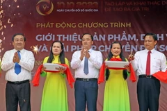 Chủ tịch UBND tỉnh Cà Mau Huỳnh Quốc Việt (giữa) cắt băng khánh thành khu trưng bày, giới thiệu sản phẩm, dịch vụ, giải pháp Chuyển đổi Số. (Ảnh: Huỳnh Anh/TTXVN)