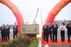 Nguyên Ủy viên Bộ Chính trị, nguyên Chủ tịch nước Nguyễn Minh Triết cùng các đại biểu kéo băng khánh thành cầu Thanh Bình. (Ảnh: Phan Quân/TTXVN)