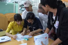 Thí sinh làm thủ tục xét tuyển nguyện vọng 2 tại Trường Đại học Công nghiệp TP.HCM. (Ảnh: Phương Vy/TTXVN)