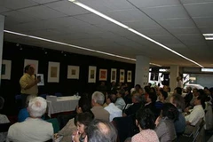 Trọng Chánh giới thiệu từ điển tình yêu của Xuân Diệu. (Ảnh: Lê Hà/Vietnam+)