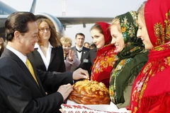 Lễ mời Thủ tướng Nguyễn Tấn Dũng bánh mỳ chấm muối truyền thống của Ukraine. (Ảnh: Đức Tám/TTXVN)