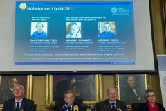 Ủy ban Nobel Vật lý của Viện Hàn lâm Khoa học Hoàng gia Thụy Điển công bố giải thưởng năm 2011. (Ảnh: Reuters)