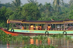 Lực lượng cứu hộ tại khu vực trục vớt thi thể các nạn nhân. (Ảnh: Dương Chí Tưởng/TTXVN)