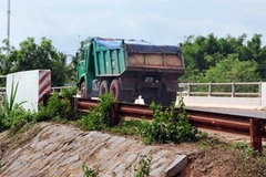 Không còn biển báo tải trọng, các loại xe tải vô tư chạy trên cầu Vịnh. (Ảnh: baotayninh)