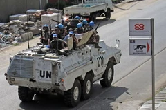 Xe quân sự của LHQ tuần tra tại quận Markory ở Abidjan. (Ảnh: THX/TTXVN)