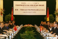 Phó Thủ tướng Nguyễn Thiện Nhân với Ủy viên Quốc vụ Trung Quốc Đới Bỉnh Quốc tại cuộc họp. (Ảnh: Thống Nhất/TTXVN)