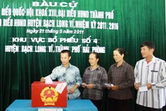 Ngư dân trên đảo Bạch Long Vĩ bỏ phiếu tại điểm bẩu cử. (Ảnh: Thế Duyệt/TTXVN)