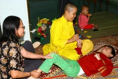 Chăm sóc nạn nhân chất độc da cam. (Ảnh: TTXVN)