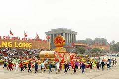 Khối diễu hành chào mừng Đại lễ 1000 năm Thăng Long-Hà Nội. (Ảnh: Đức Tám/TTXVN)