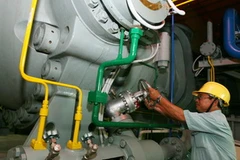 Công nhân vận hành nhà máy thủy điện Đa Nhim tăng cường kiểm tra kỹ thuật khi các tổ máy phát tối đa công suất. (Ảnh: Ngọc Hà/TTXVN)