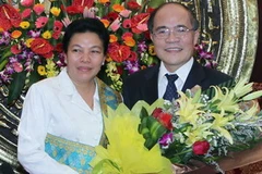 Đại sứ Soonthon Xayachack chúc mừng đồng chí Nguyễn Sinh Hùng nhân dịp được bầu là Chủ tịch Quốc hội khoá XIII. (Ảnh: Nhan Sáng/TTXVN)