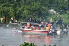 Tại khu vực trục vớt thi thể các nạn nhân. (Ảnh: Dương Chí Tưởng/TTXVN)