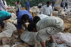 Người dân giúp tìm kiếm nạn nhân. (Ảnh: Internet)