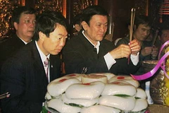 Thường trực Ban Bí thư Trương Tấn Sang dâng hương, tri ân công đức Tổ tiên tại Đền Hùng. (Ảnh: Trương Văn Quân/TTXVN)