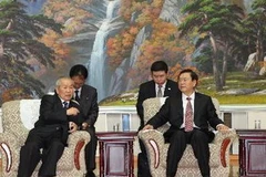 Phó Thủ tướng Trung Quốc Trương Đức Giang (phải) và Thủ tướng Bắc Triều Tiên Choe Yong Rim tại cuộc gặp. (Ảnh: xinhuanet)