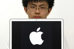 Jonathan Mak và tác phẩm gây "sốt" của cậu. (Ảnh: Reuters)