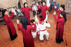 Điệu hát "Mó cá”, một trong những điệu hát được các nam thanh, nữ tú mong đợi nhất. (Ảnh: Nhật Anh/TTXVN)