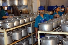 Một bếp ăn tập thể. (Ảnh: TTXVN)