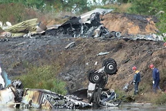 Những mảnh vỡ của chiếc máy bay YAK-42 bị nạn. (Ảnh: THX/TTXVN)