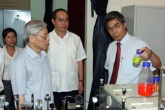 Tổng Bí thư Nguyễn Phú Trọng thăm Phòng thí nghiệm thuộc Viện Khoa học vật liệu. (Ảnh: Trọng Đức/TTXVN)