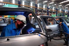 Dùng ánh sáng tự nhiên chiếu qua tấm nhựa trên mái nhà để tiết kiệm năng lượng tại Công ty cổ phần ô tô Xuân Kiên. (Ảnh: Ngọc Hà/TTXVN)