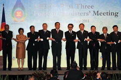 Phó Thủ tướng kiêm Bộ trưởng Ngoại giao Việt Nam Phạm Gia Khiêm (thứ 5 từ trái) cùng các đại biểu tại hội nghị. (Ảnh: AFP/TTXVN)