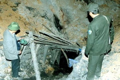 Lò khai thác than trái phép trên núi Bạt Giang , huyện Đông Triều. (Ảnh: Nguyễn Đán/TTXVN)