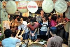 Gian hàng bán bánh cuốn Thanh Trì tại liên hoan năm 2010. (Ảnh: Thanh Hà/TTXVN)