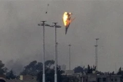Máy bay tiêm kích bị bắn hạ ở Benghazi. (Ảnh: AP)