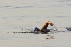 Nữ vận động viên bơi lội Diana Nyad đang thực hiện hành trình của mình. (Ảnh: Reuters)