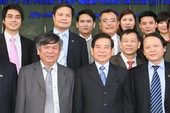 Chủ tịch nước Nguyễn Minh Triết đến thăm và chúc Tết cán bộ, nhân viên Vinaconex. (Ảnh: Nguyễn Khang/TTXVN)